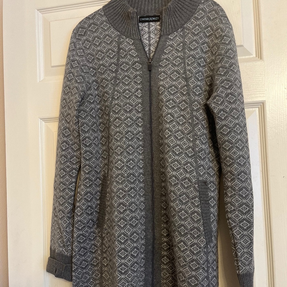 Grey Cynthia Rowley ski sweater long size large.